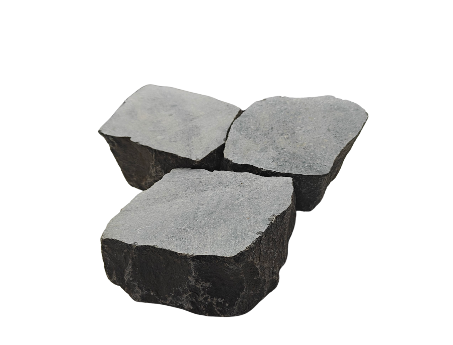 Middendoor gezaagde vierkante porfier.