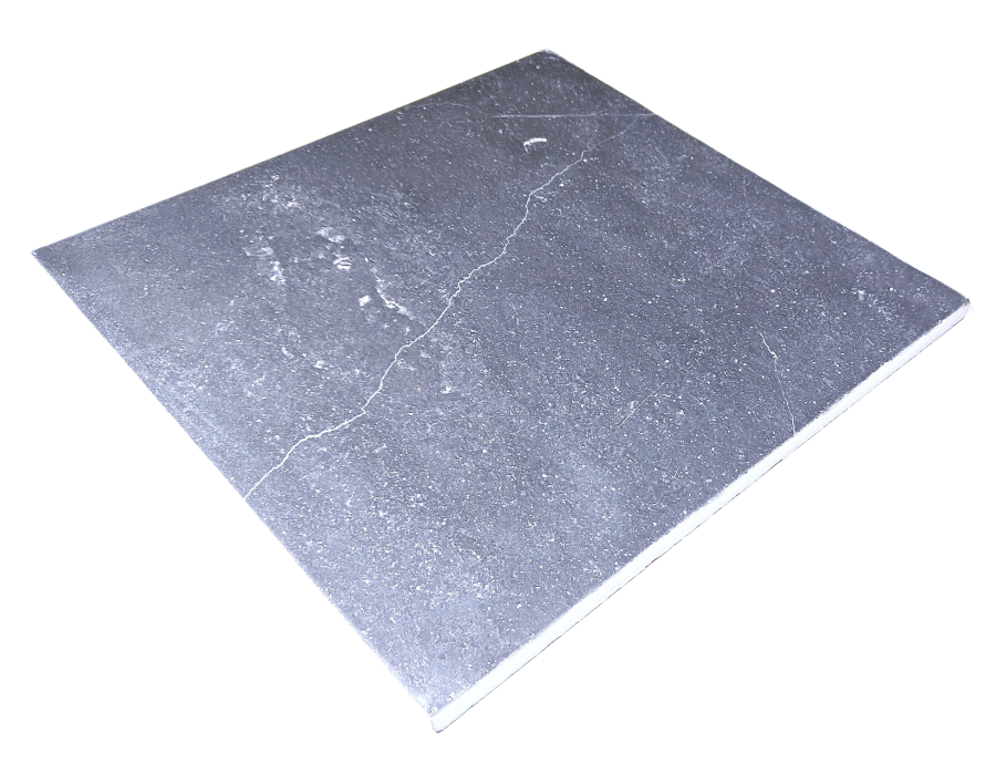 Belgische Blauwe Hardsteen bovenvlak geschuurd en zijkanten gezaagd.